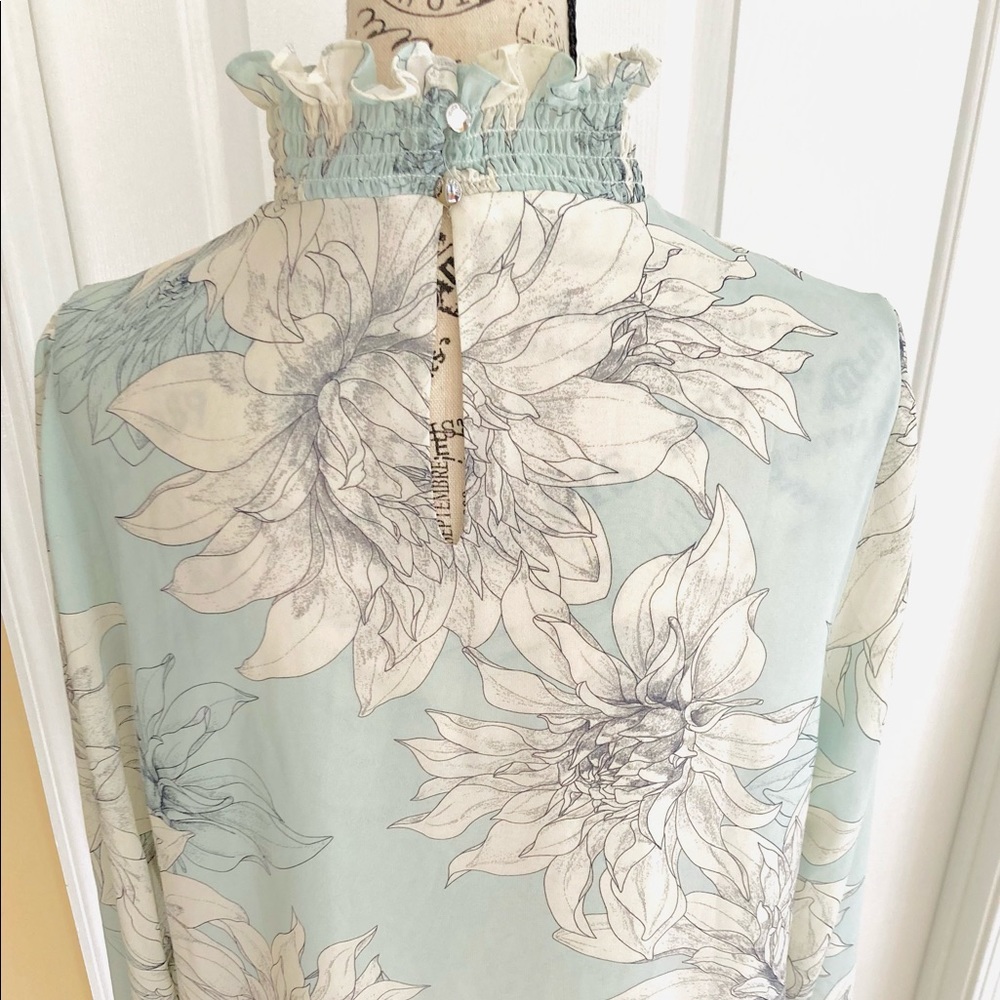 ✨Vince Camuto Mock-Neck Blouse✨ - Picture 10 of 10
